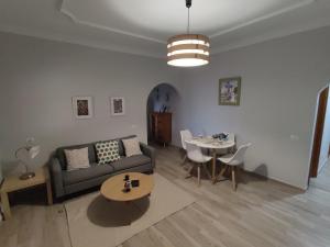 een woonkamer met een bank en een tafel bij Gran Canaria - Casa Carmen (Vecindario) in Vecindario