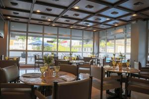 A restaurant or other place to eat at Plaza Blumenau Hotel