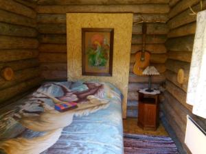 a room with a bed in a log cabin at Kadariku Tourism Farm in Sakla