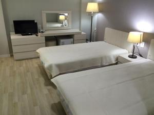 Giường trong phòng chung tại Busan Central Hotel