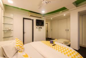 Postel nebo postele na pokoji v ubytování PANCHVATI RESIDENCY ANDHERI WEST