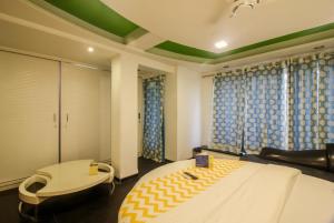 Postel nebo postele na pokoji v ubytování PANCHVATI RESIDENCY ANDHERI WEST