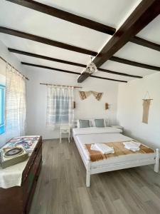 une chambre avec deux lits et du parquet dans l'établissement Casa cu stuf Murighiol, à Murighiol