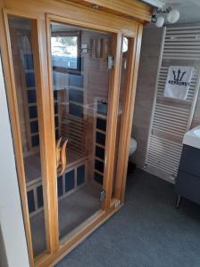 eine Glastür im Bad mit WC in der Unterkunft NEPTUNUS in Nieuwpoort
