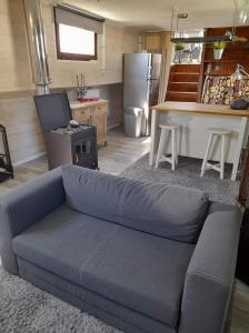 ein Wohnzimmer mit einem Sofa und einer Küche in der Unterkunft NEPTUNUS in Nieuwpoort