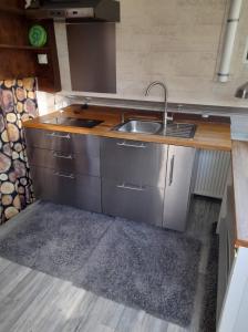 eine Küche mit einer Spüle und einer Arbeitsplatte in der Unterkunft NEPTUNUS in Nieuwpoort