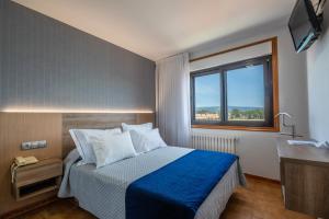 una camera d'albergo con letto e finestra di Hotel Montemar *** Superior a O Grove