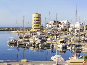 Un gruppo di barche sono ormeggiate in un porto. di Apartamentos Brisas del Puerto de Aguadulce a Aguadulce