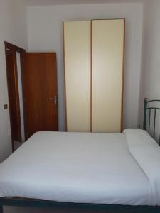 A bed or beds in a room at Risveglio Marino - A 30 metri dal mare di Nora, casa confortevole
