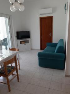 A television and/or entertainment centre at Risveglio Marino - A 30 metri dal mare di Nora, casa confortevole