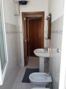 A bathroom at Risveglio Marino - A 30 metri dal mare di Nora, casa confortevole Még 10 kép