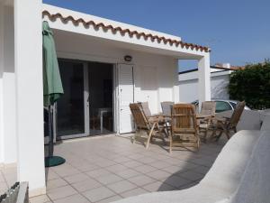 A balcony or terrace at Risveglio Marino - A 30 metri dal mare di Nora, casa confortevole