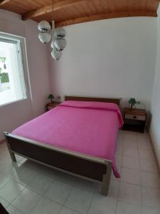 A bed or beds in a room at Risveglio Marino - A 30 metri dal mare di Nora, casa confortevole