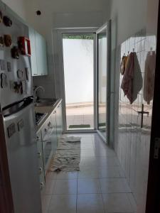 A kitchen or kitchenette at Risveglio Marino - A 30 metri dal mare di Nora, casa confortevole