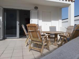 A balcony or terrace at Risveglio Marino - A 30 metri dal mare di Nora, casa confortevole
