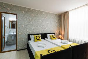 Postel nebo postele na pokoji v ubytování Aura Plaza Hotel