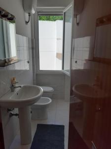 A bathroom at Risveglio Marino - A 30 metri dal mare di Nora, casa confortevole