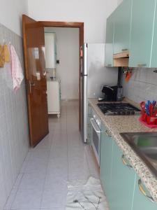 A kitchen or kitchenette at Risveglio Marino - A 30 metri dal mare di Nora, casa confortevole