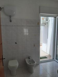 A bathroom at Risveglio Marino - A 30 metri dal mare di Nora, casa confortevole