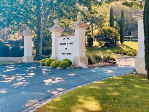 Ogród w obiekcie Villa du Soleil en Provence sur le Domaine du Golf de Pont Royal