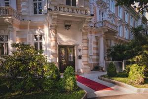 梅拉諾的住宿－Grand Hotel Bellevue - adults only，带有读出布维索标志的建筑