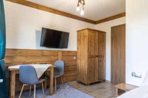 Telewizja i/lub zestaw kina domowego w obiekcie Willa Taterniok - pokoje z widokiem na Tatry