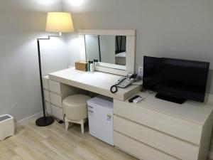 TV a/nebo společenská místnost v ubytování Busan Central Hotel