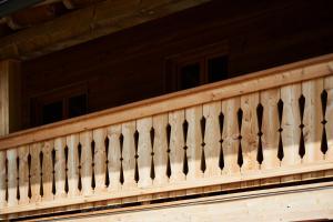 una barandilla de madera en el porche de una casa en STUBN in der Frasdorfer Hütte, en Frasdorf