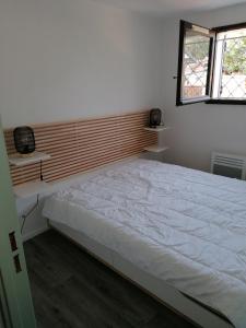 1 dormitorio con 1 cama grande en una habitación en Maison cosy Bassin d'arcachon, en Arès