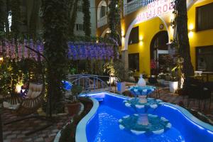 a blue fountain in the middle of a courtyard at Hotel Mali i Robit in Golem