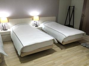 Postel nebo postele na pokoji v ubytování Busan Central Hotel