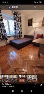 sala de estar con cama grande y suelo de madera en Centre en Ereván