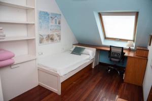 A bed or beds in a room at Ático con vistas al mar Garaje y Wi-Fi