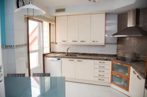 A kitchen or kitchenette at Ático con vistas al mar Garaje y Wi-Fi Még 21 kép