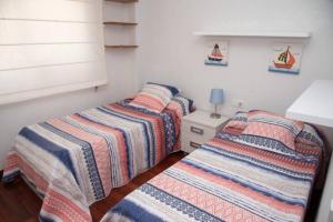 A bed or beds in a room at Ático con vistas al mar Garaje y Wi-Fi