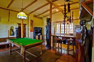 a room with a pool table and a bar at Casa Cabana Beach in Vilanculos