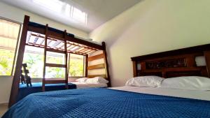 Un dormitorio con una cama grande y una ventana en Finca El Recuerdo, en Vergara