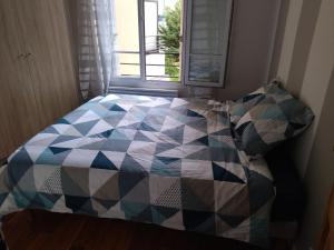 Postel nebo postele na pokoji v ubytování Chambre - Marceau