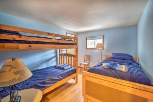 Katil dua tingkat atau katil-katil dua tingkat dalam bilik di Quiet Cabin on Glen Lake with Boat Dock and Deck!