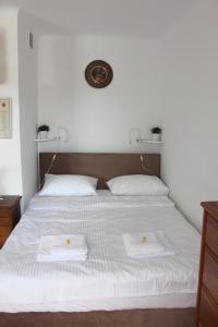 een slaapkamer met een bed met twee handdoeken erop bij Galicja Apartamenty in Rzeszów