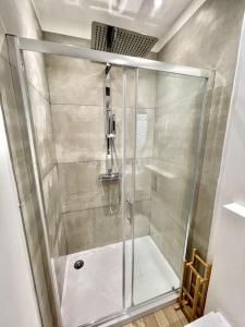 eine Dusche mit Glastür im Bad in der Unterkunft NEW, La Passante, Belle vue in Conques-sur-Orbiel