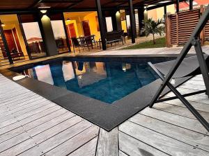 Swimming pool sa o malapit sa Villa Passion Cannelle de standing avec sa piscine vue mer
