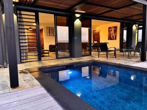 Swimming pool sa o malapit sa Villa Passion Cannelle de standing avec sa piscine vue mer