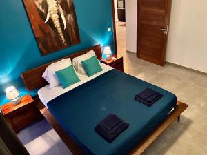 Kama o mga kama sa kuwarto sa Villa Passion Cannelle de standing avec sa piscine vue mer