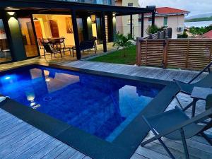 Swimming pool sa o malapit sa Villa Passion Cannelle de standing avec sa piscine vue mer