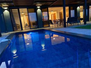 Swimming pool sa o malapit sa Villa Passion Cannelle de standing avec sa piscine vue mer