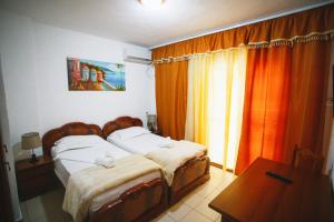 Postel nebo postele na pokoji v ubytování Hotel Mali i Robit
