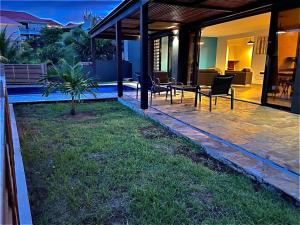 Garden sa labas ng Villa Passion Cannelle de standing avec sa piscine vue mer