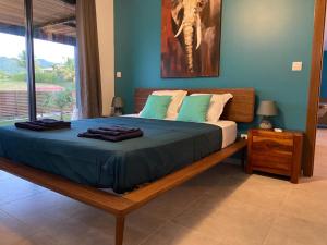 Tempat tidur dalam kamar di Villa Passion Cannelle de standing avec sa piscine vue mer +19 foto