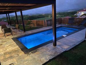 Swimming pool sa o malapit sa Villa Passion Cannelle de standing avec sa piscine vue mer